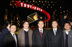 國家質(zhì)檢總局副局長支樹平（右三）在中央電視臺(tái)演播大廳2010年“3.15晚會(huì)”直播現(xiàn)場(chǎng)與中國質(zhì)量檢驗(yàn)協(xié)會(huì)會(huì)員工作部主任楊曉東（右二）、防偽中心主任王成村（右一）、會(huì)員工作部副主任劉輝（左二）、會(huì)員工作部副主任王劍（左一）等協(xié)會(huì)工作人員代表合影留念