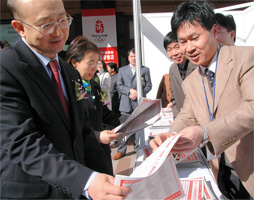 中國(guó)質(zhì)量檢驗(yàn)協(xié)會(huì)工作人員在咨詢活動(dòng)現(xiàn)場(chǎng)向支樹平副局長(zhǎng)詳細(xì)介紹《消費(fèi)知識(shí)·名優(yōu)企業(yè)宣傳手冊(cè)》。