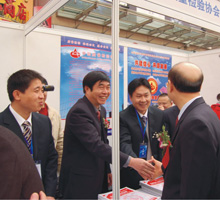 支樹平副局長(zhǎng)(右一)在中國(guó)質(zhì)量檢驗(yàn)協(xié)會(huì)咨詢臺(tái)前向秘書長(zhǎng)張軍(左二),會(huì)員工作部主任楊曉東(右二)等工作人員進(jìn)行了解和慰問。