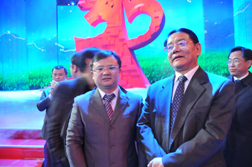 國家質(zhì)檢總局副局長劉平均在中央電視臺(tái)演播大廳 2012年3.15晚會(huì)直播現(xiàn)場(chǎng)與中國質(zhì)量檢驗(yàn)協(xié)會(huì)企業(yè)工作部副主任王劍合影留念。