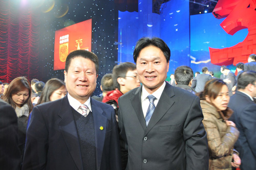 中國質(zhì)量檢驗(yàn)協(xié)會(huì)企業(yè)工作部主任楊曉東與中國消費(fèi)者協(xié)會(huì)副會(huì)長兼秘書長楊紅燦在中央電視臺(tái)演播大廳2012年“3.15晚會(huì)”直播現(xiàn)場(chǎng)合影留念。