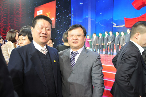 中國質(zhì)量檢驗(yàn)協(xié)會(huì)企業(yè)工作部副主任王劍與中國消費(fèi)者協(xié)會(huì)副會(huì)長兼秘書長楊紅燦在中央電視臺(tái)演播大廳2012年“3.15晚會(huì)”直播現(xiàn)場(chǎng)合影留念。