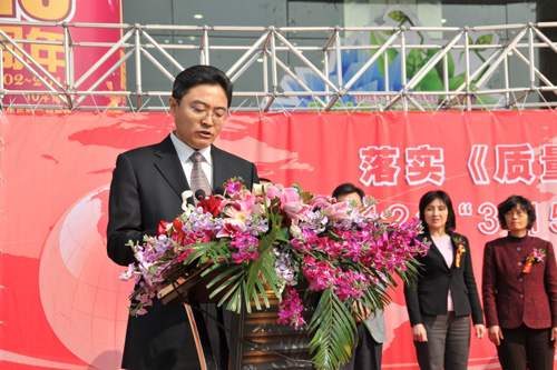 國家質(zhì)檢總局辦公廳副主任、中國質(zhì)量檢驗(yàn)協(xié)會(huì)副理事長劉洪生在活動(dòng)現(xiàn)場(chǎng)發(fā)布2012年皮鞋、衛(wèi)生巾兩類消費(fèi)品產(chǎn)品質(zhì)量國家監(jiān)督抽查結(jié)果和2011年汽車產(chǎn)品缺陷信息投訴基本情況。