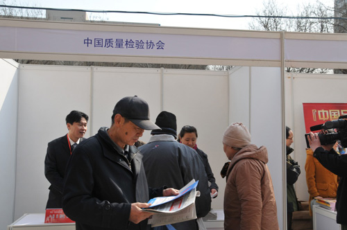 中國質(zhì)量檢驗(yàn)協(xié)會(huì)企業(yè)工作部主任楊曉東在2012年3.15咨詢服務(wù)活動(dòng)現(xiàn)場(chǎng)向消費(fèi)者介紹中國質(zhì)量檢驗(yàn)協(xié)會(huì)編印的宣傳資料。